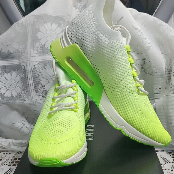 DKNY Ashley Essential Lightweight Slip-On Comfort Sneaker Neon Green Size 8 - Picture 1 of 7